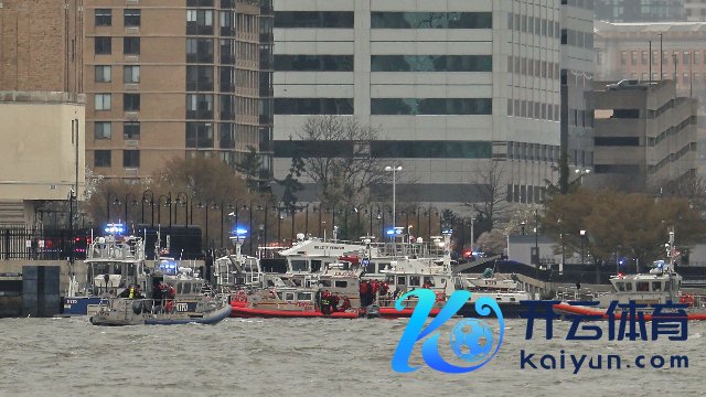 4月10日，在好意思国纽约，警员和消防东说念主员在直升机坠毁现场责任。（图源：新华社）
